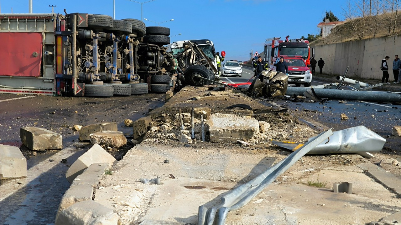 Tekirdağ'da Refüje Çarpan TIR Devrildi; 1 Yaralı
