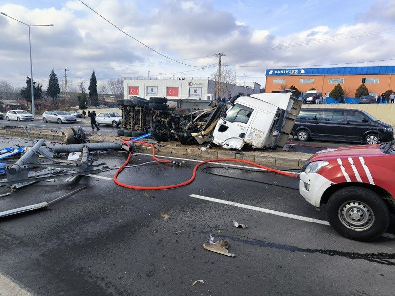 Tekirdağ'da Refüje Çarpan TIR Devrildi; 1 Yaralı - Sayfa 3