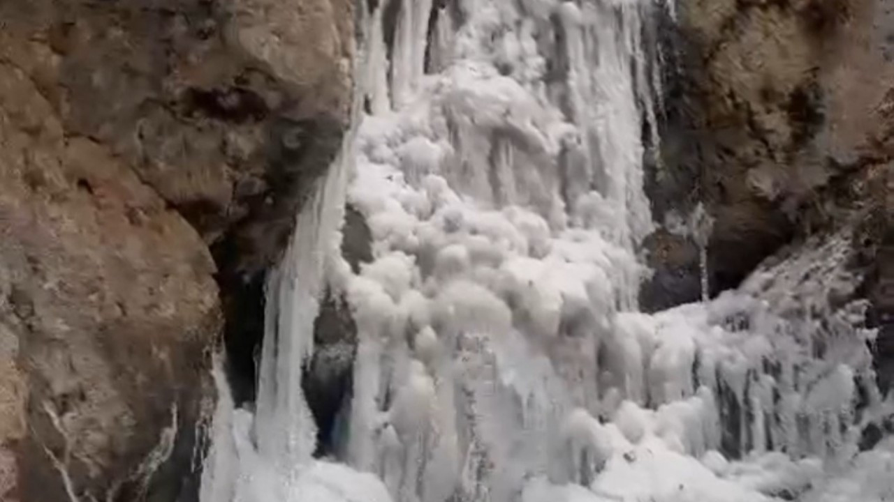 Hakkari'nin Saklı Cenneti Kar Ve Buzla Kaplandı