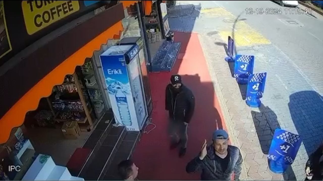 Antalya'da Kaldırımda Sohbet Eden Gencin Kafasına Kedi Düştü - Sayfa 2