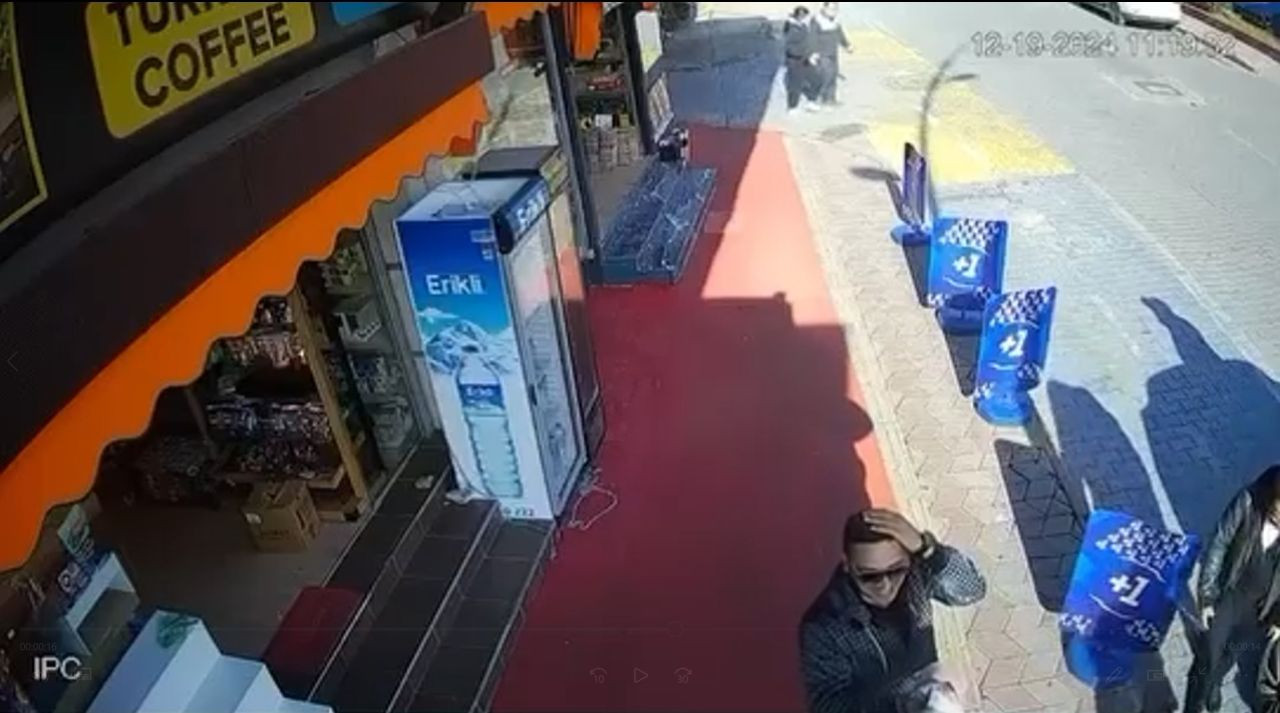 Antalya'da Kaldırımda Sohbet Eden Gencin Kafasına Kedi Düştü - Sayfa 3