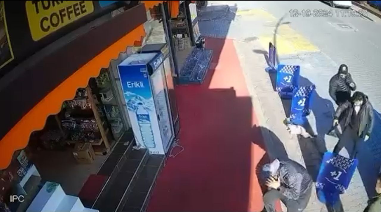 Antalya'da Kaldırımda Sohbet Eden Gencin Kafasına Kedi Düştü - Sayfa 4