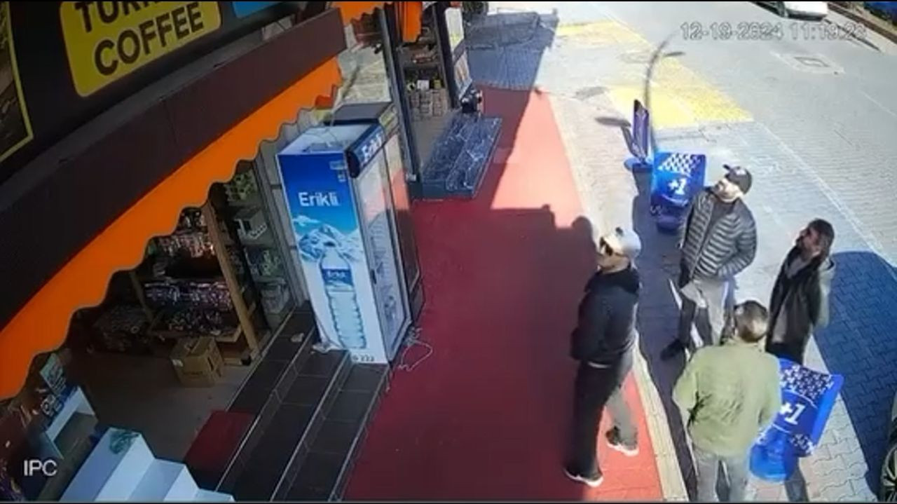 Antalya'da Kaldırımda Sohbet Eden Gencin Kafasına Kedi Düştü - Sayfa 5