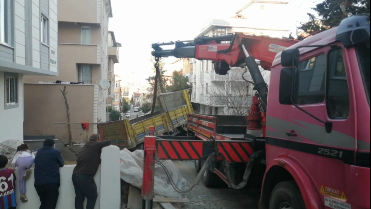 Ataşehir’de Devrilen Kum Yüklü Kamyon Facianın Eşiğinden Döndü - Sayfa 4