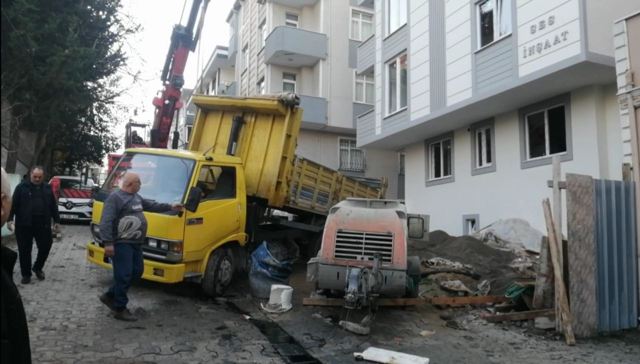 Ataşehir’de Devrilen Kum Yüklü Kamyon Facianın Eşiğinden Döndü - Sayfa 5