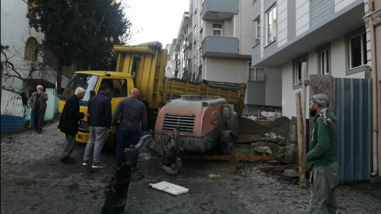 Ataşehir’de Devrilen Kum Yüklü Kamyon Facianın Eşiğinden Döndü