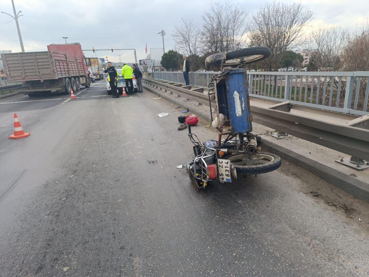 Turgutlu’da Tıra Çarpan Motosiklet Sürücüsü Hayatını Kaybetti - Sayfa 1