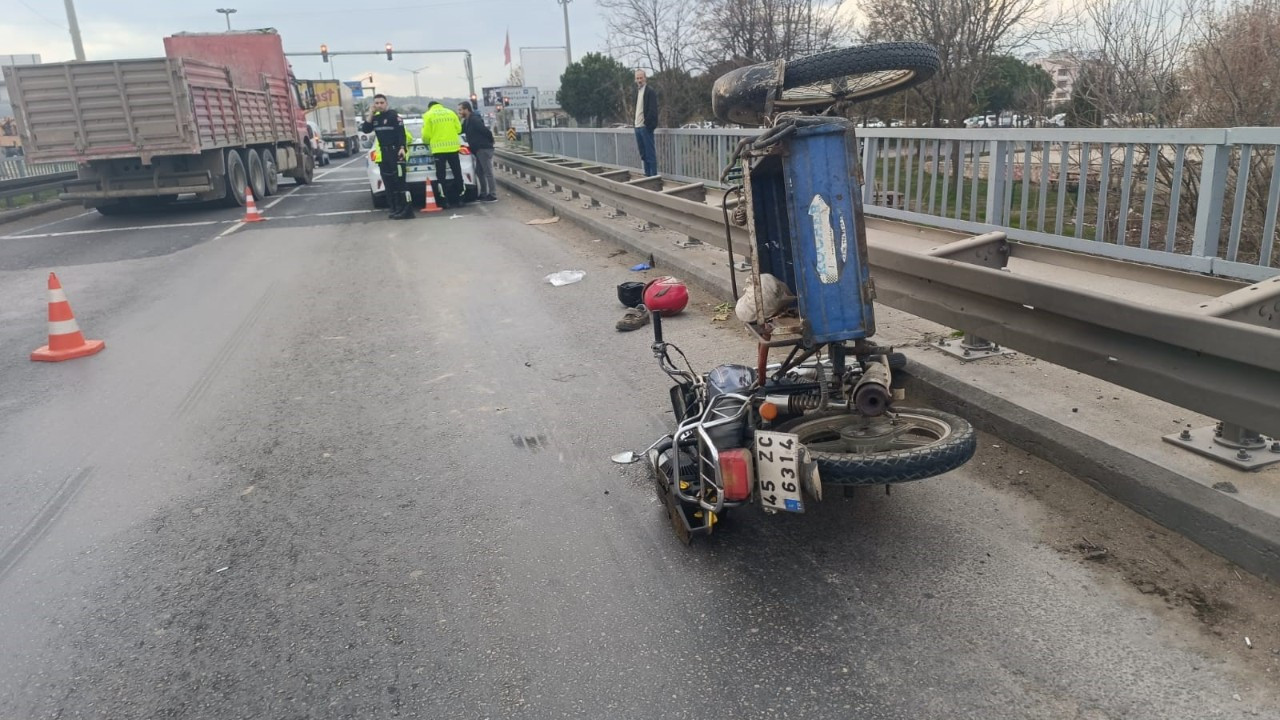 Turgutlu’da Tıra Çarpan Motosiklet Sürücüsü Hayatını Kaybetti