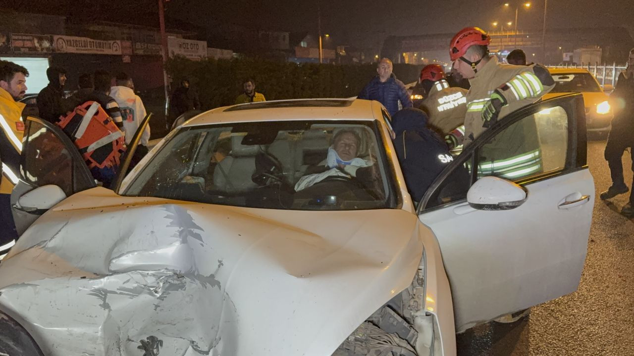 Araçta Bayılan Sürücü Zincirleme Kazaya Yol Açtı: 3 Yaralı - Sayfa 1