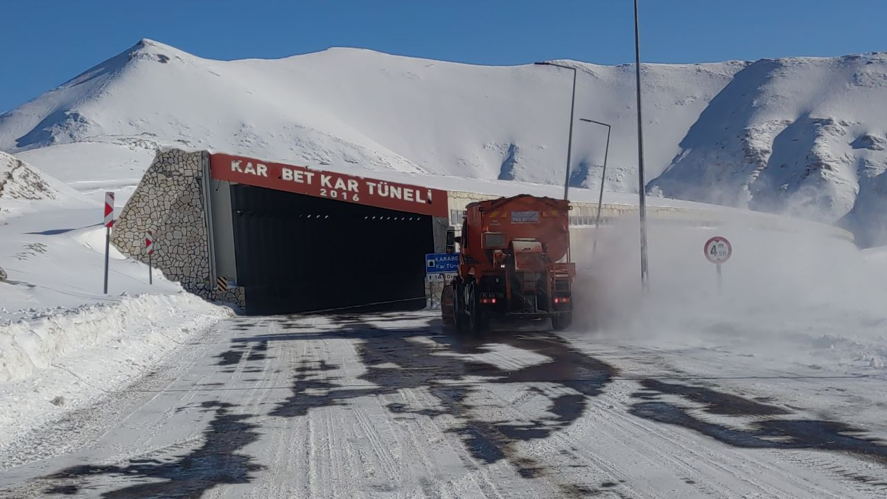 Van-Bahçesaray Kara Yoluna Düşen Çığ Temizlendi - Sayfa 2