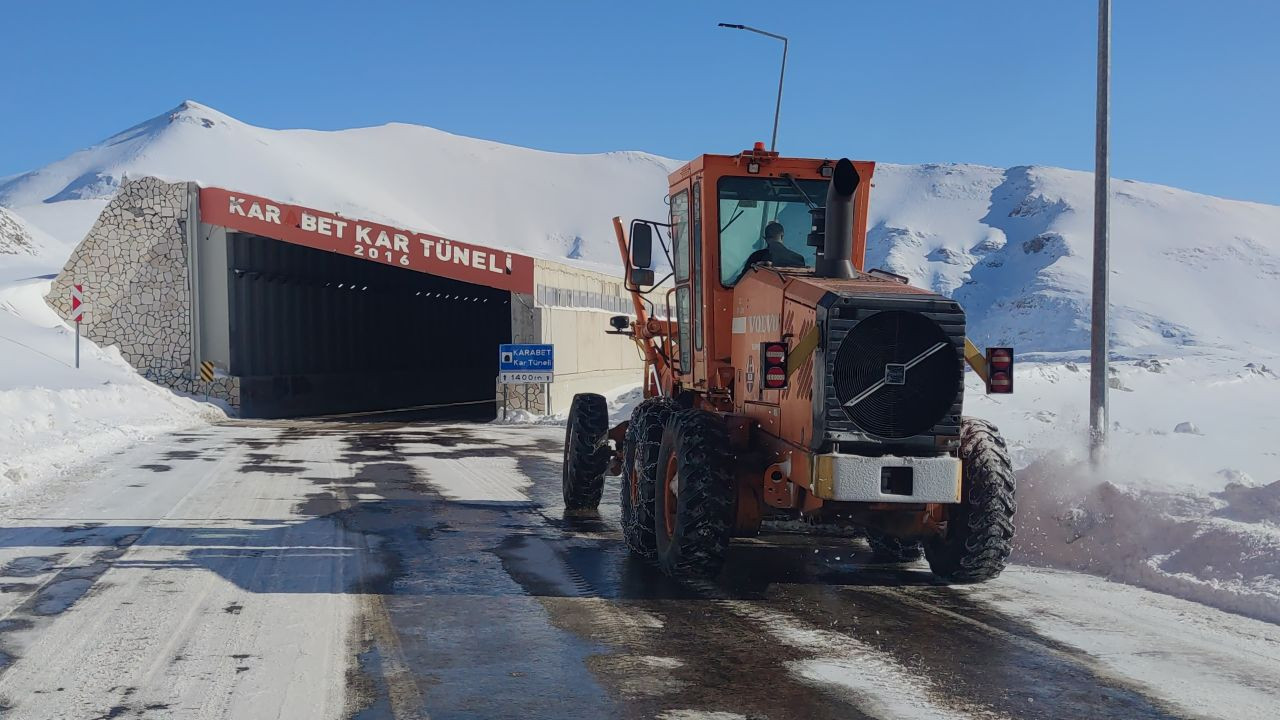 Van-Bahçesaray Kara Yoluna Düşen Çığ Temizlendi - Sayfa 4