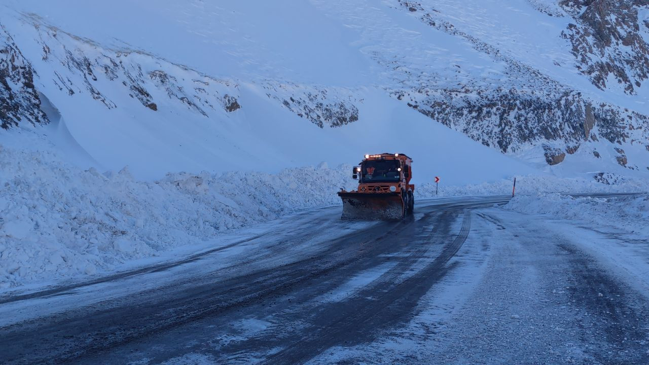 Van-Bahçesaray Kara Yoluna Düşen Çığ Temizlendi - Sayfa 8