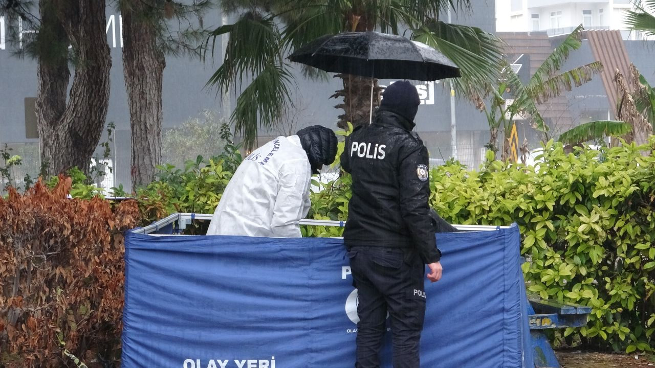 Mobilya Ustası Parkta Ölü Bulundu, Ceset Şemsiye Altında İncelendi - Sayfa 1