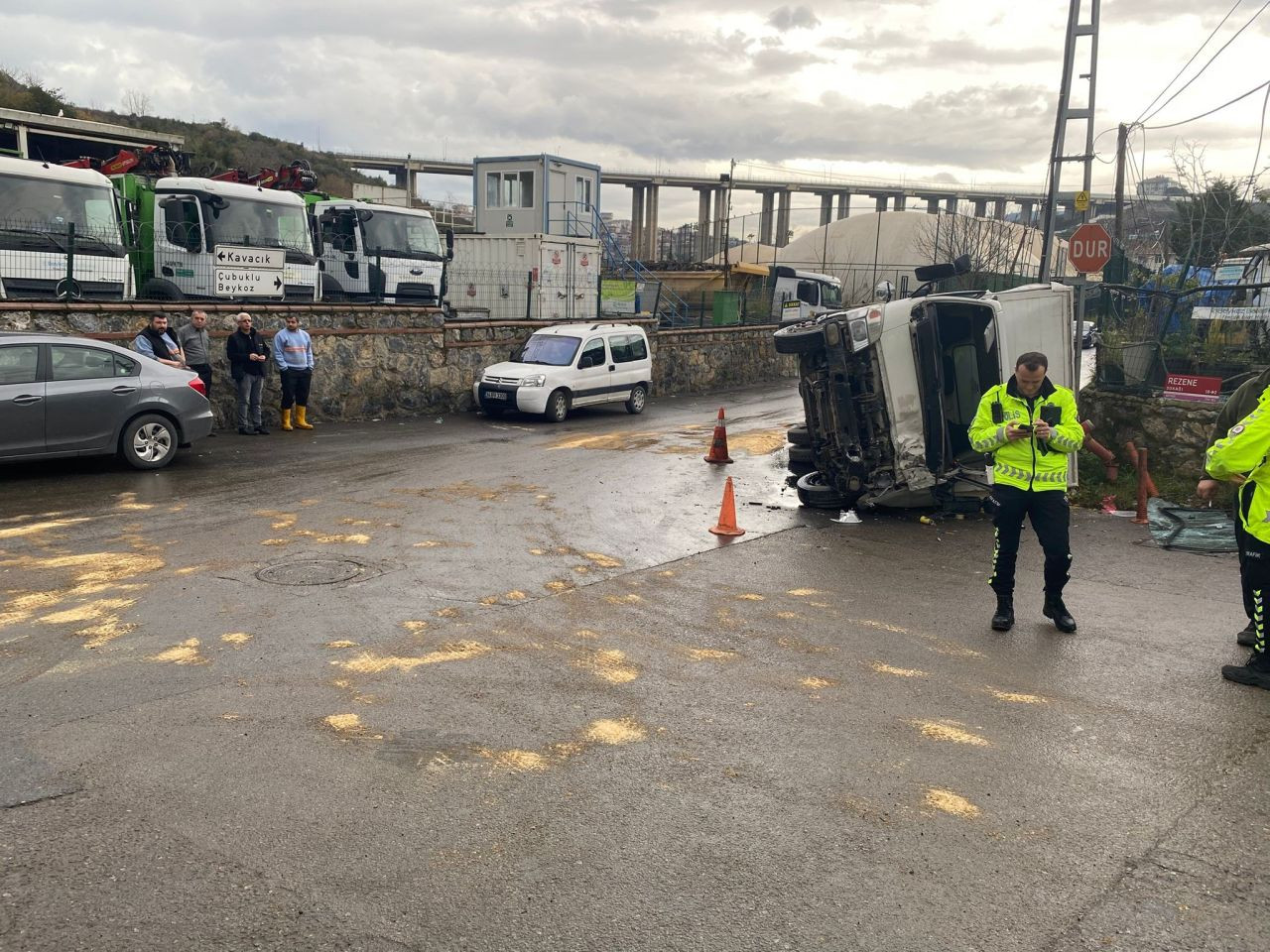 Beykoz'da Kamyon Devrildi: 2 Yaralı - Sayfa 1