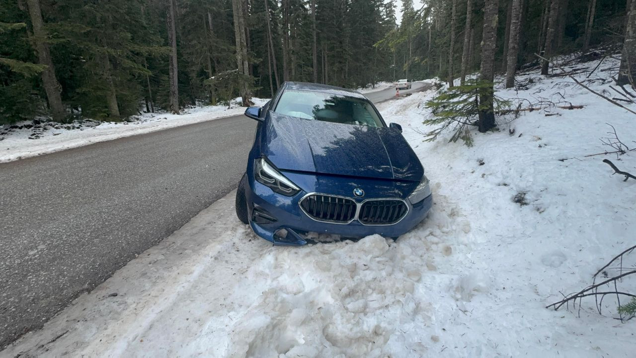 Bolu'da lüks otomobil kontrolden çıktı, kara saplandı - Sayfa 1