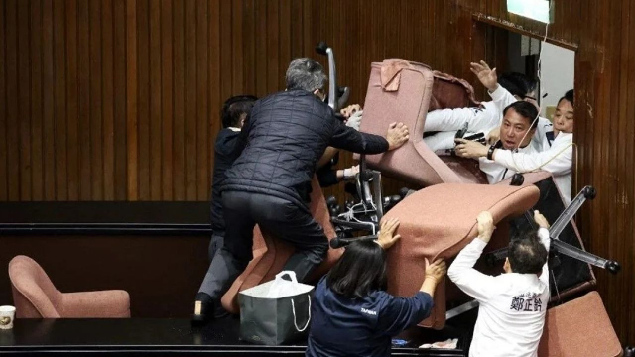 Tayvan Parlamentosunda Çıkan Tartışmada Ortalık Savaş Alanına Döndü - Sayfa 6