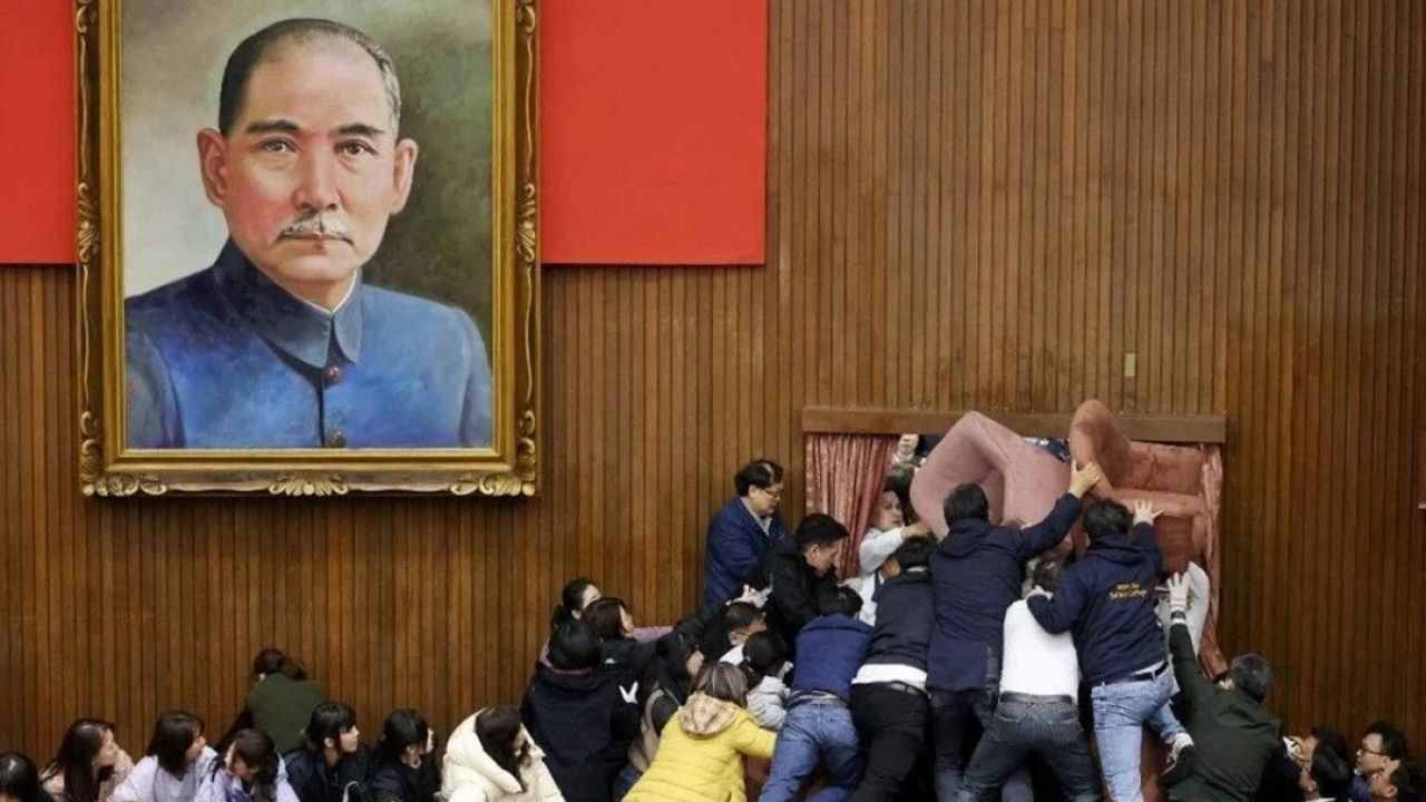 Tayvan Parlamentosunda Çıkan Tartışmada Ortalık Savaş Alanına Döndü - Sayfa 4