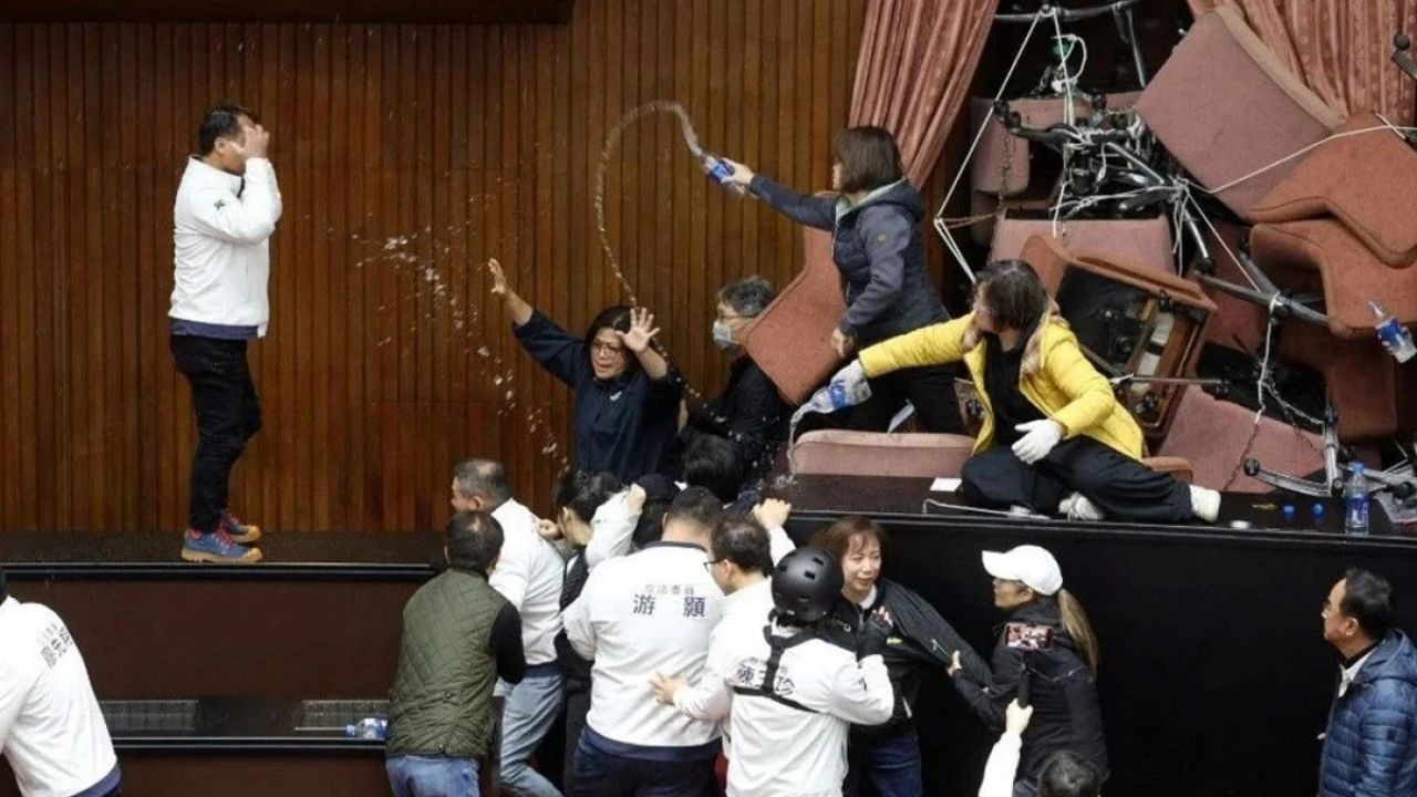 Tayvan Parlamentosunda Çıkan Tartışmada Ortalık Savaş Alanına Döndü - Sayfa 2