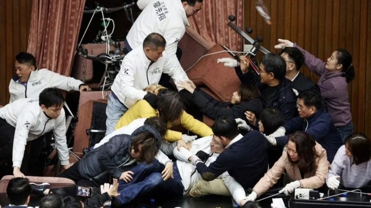 Tayvan Parlamentosunda Çıkan Tartışmada Ortalık Savaş Alanına Döndü