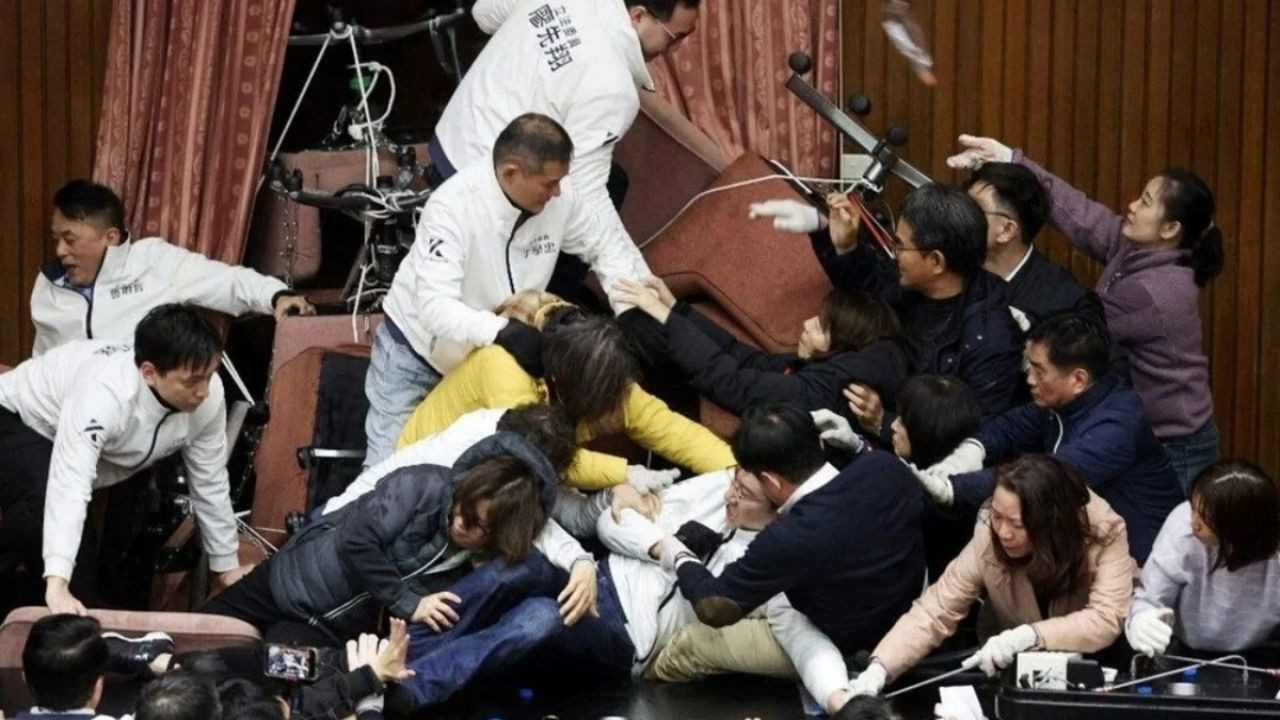 Tayvan Parlamentosunda Çıkan Tartışmada Ortalık Savaş Alanına Döndü - Sayfa 1