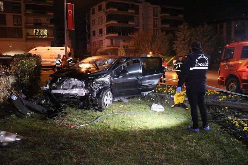 Kavşağa Süratli Giren Otomobil Anıt Duvarına Çarptı: 1 Kişi Öldü! - Sayfa 4