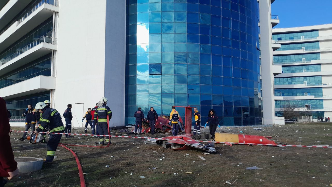 Yoğun Sis Nedeniyle Hastane Binasına Çarpan Helikopter Düştü: 4 Ölü - Sayfa 1