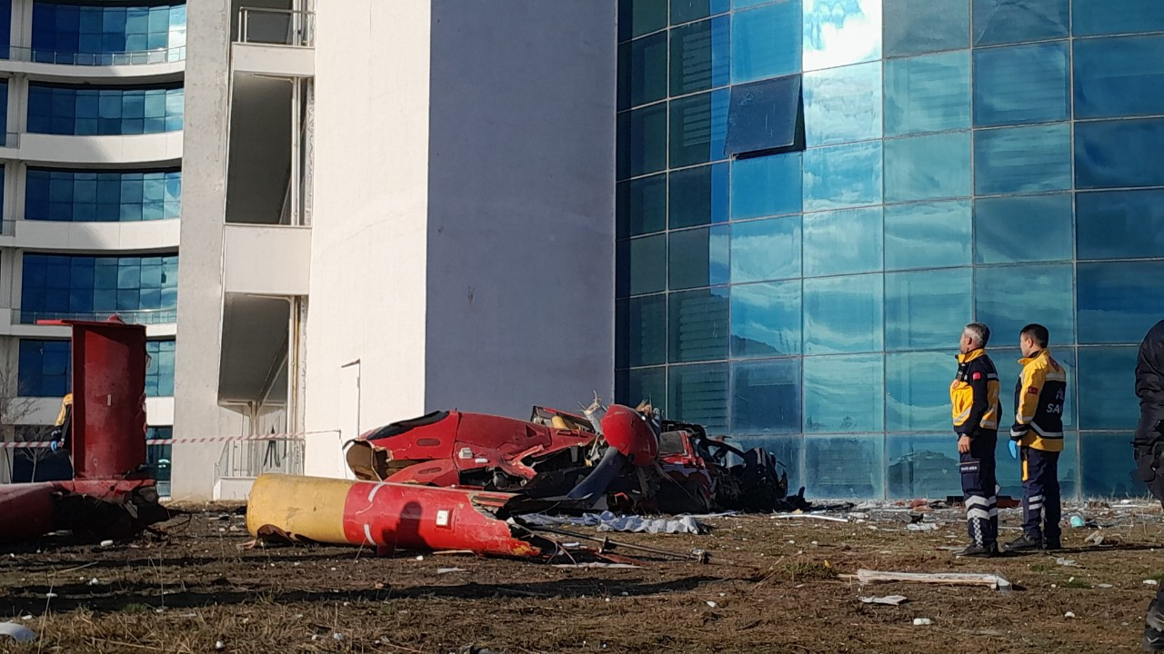 Yoğun Sis Nedeniyle Hastane Binasına Çarpan Helikopter Düştü: 4 Ölü