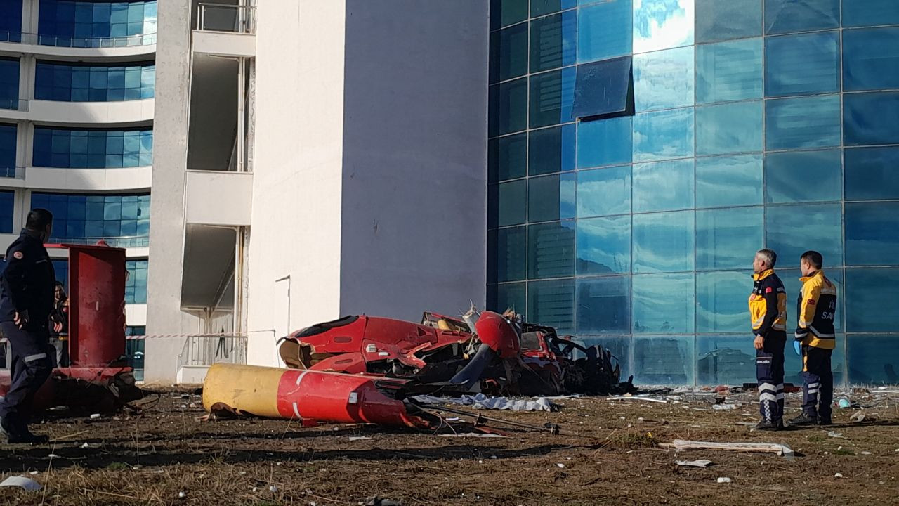 Yoğun Sis Nedeniyle Hastane Binasına Çarpan Helikopter Düştü: 4 Ölü - Sayfa 5