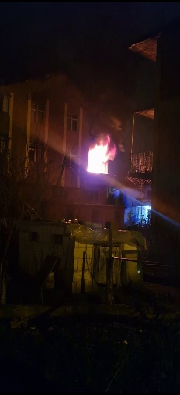 Sakarya'da 3 Katlı Binada Yangın: 1 Kişi Dumandan Etkilendi - Sayfa 1