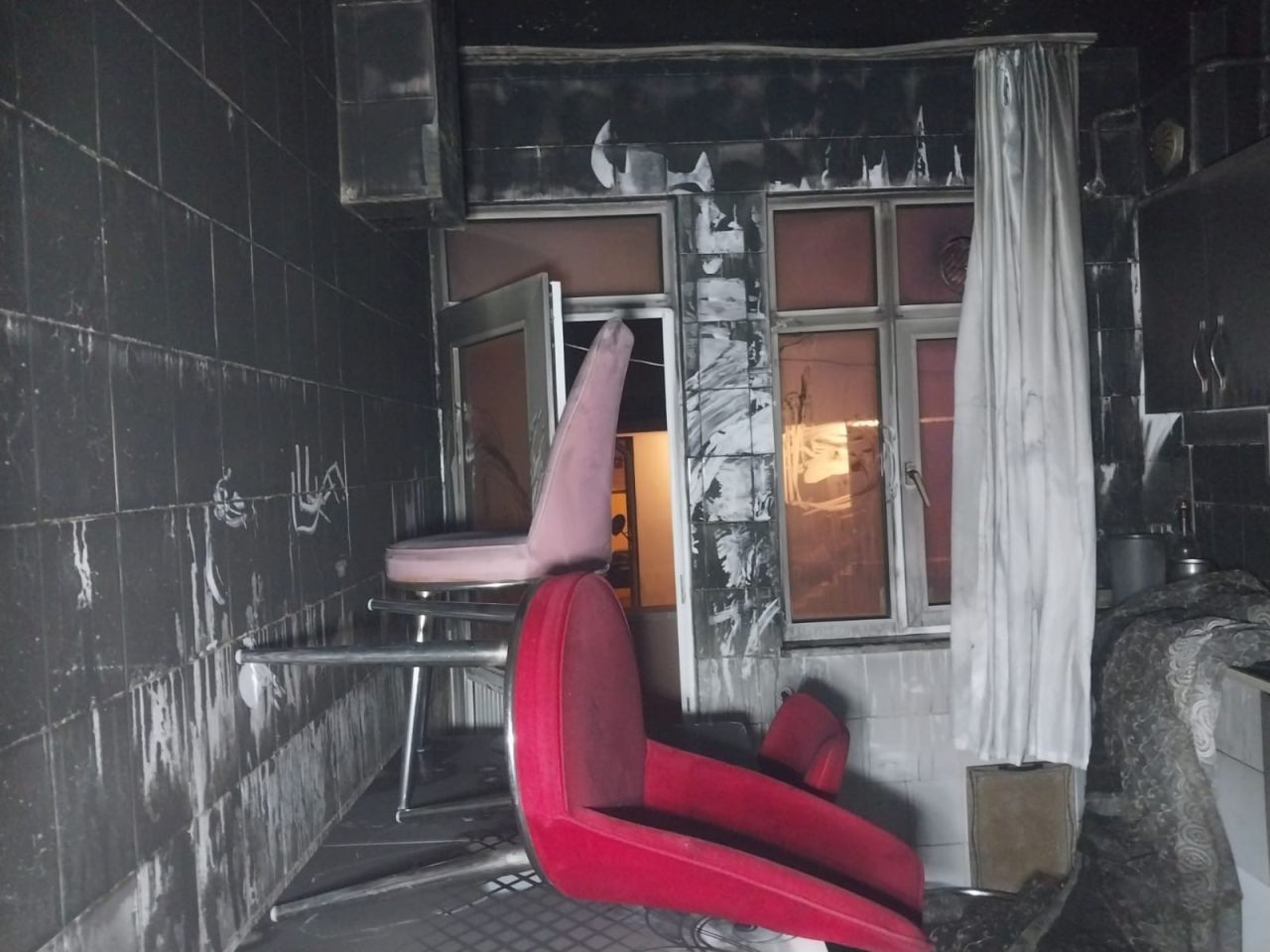 Sakarya'da 3 Katlı Binada Yangın: 1 Kişi Dumandan Etkilendi - Sayfa 4