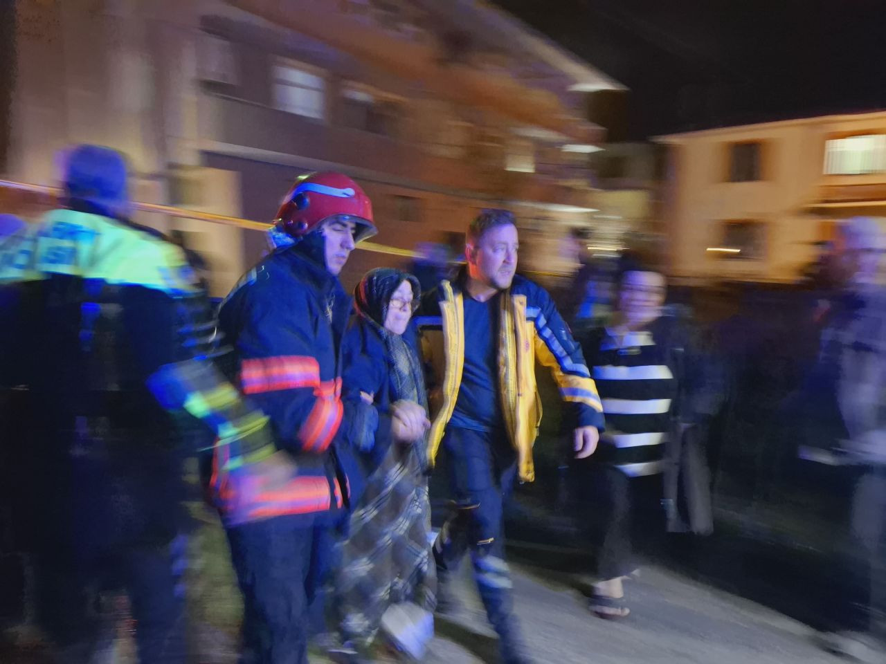 Sakarya'da 3 Katlı Binada Yangın: 1 Kişi Dumandan Etkilendi - Sayfa 5