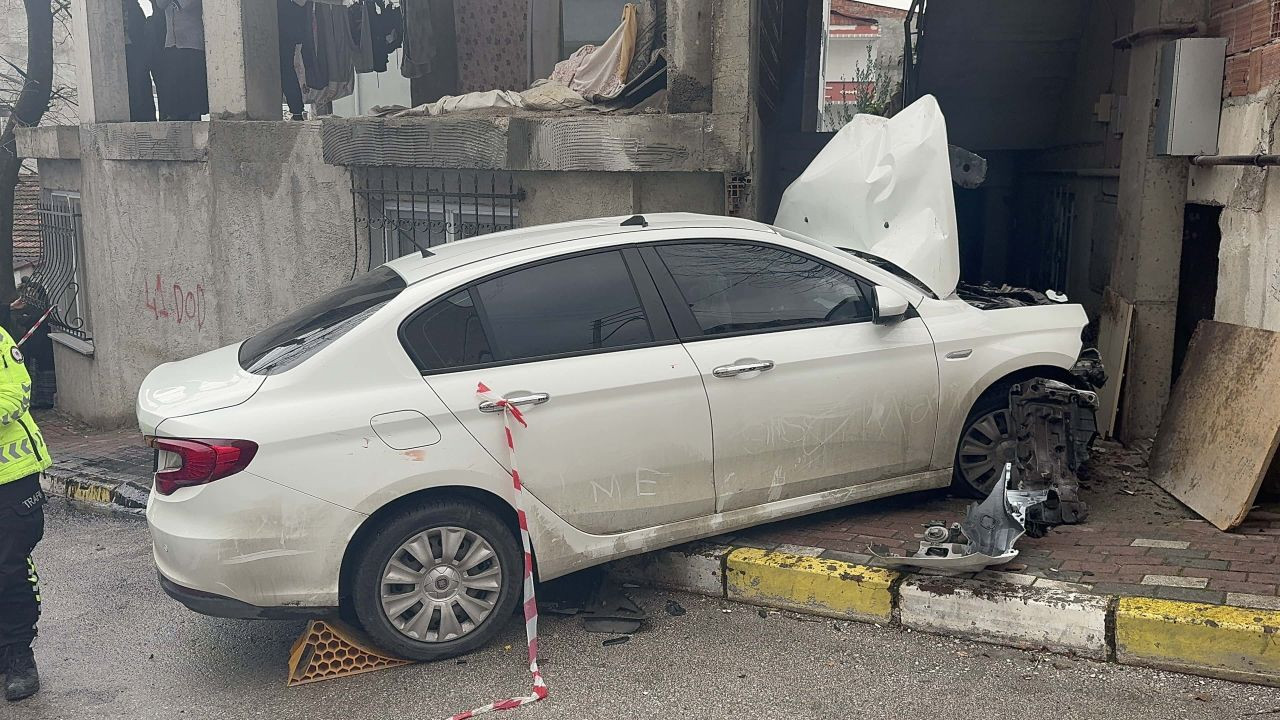 Kocaeli’de Freni Boşalan Otomobilin Binaya Çarpması Sonucu 4 Kişi Yaralandı - Sayfa 5