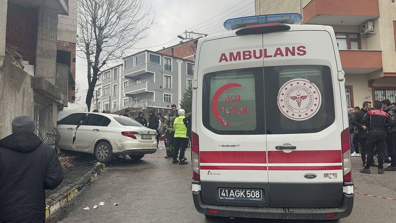 Kocaeli’de Freni Boşalan Otomobilin Binaya Çarpması Sonucu 4 Kişi Yaralandı - Sayfa 6