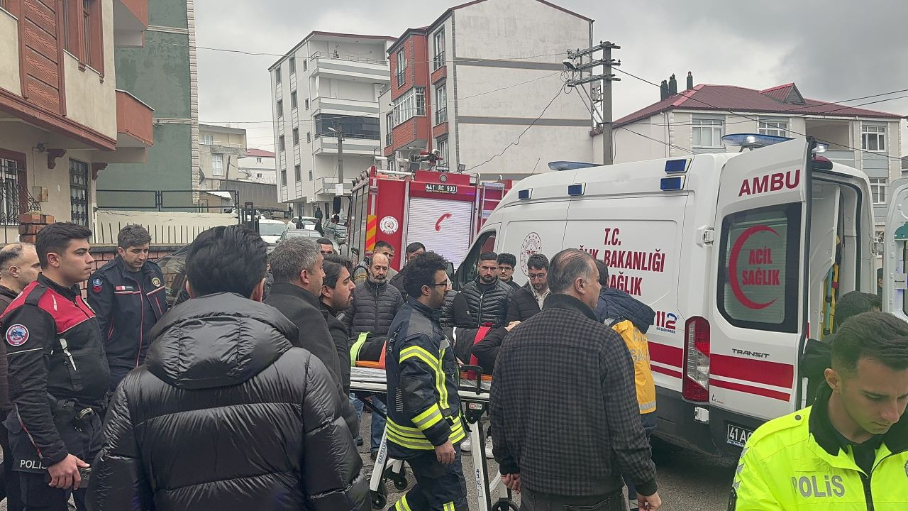 Kocaeli’de Freni Boşalan Otomobilin Binaya Çarpması Sonucu 4 Kişi Yaralandı - Sayfa 9