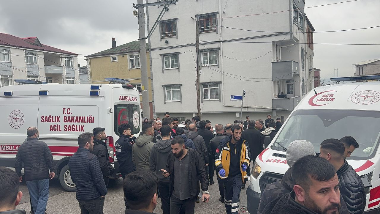 Kocaeli’de Freni Boşalan Otomobilin Binaya Çarpması Sonucu 4 Kişi Yaralandı - Sayfa 7