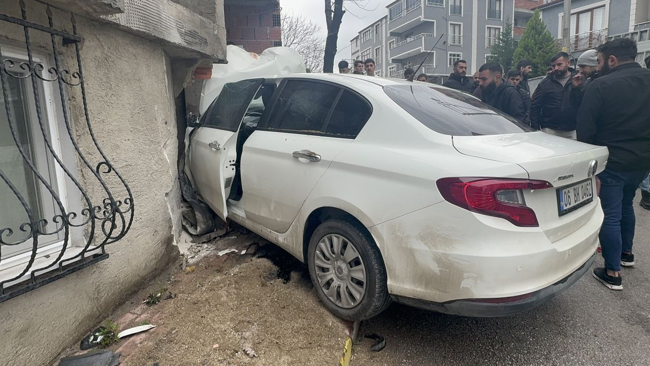 Kocaeli’de Freni Boşalan Otomobilin Binaya Çarpması Sonucu 4 Kişi Yaralandı - Sayfa 3