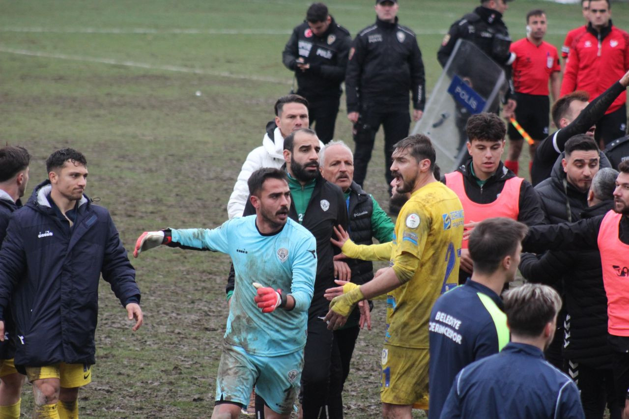 TFF 2. Lig’de Gergin Maç Sonrası Kavga: Polis Müdahale Etti - Sayfa 8