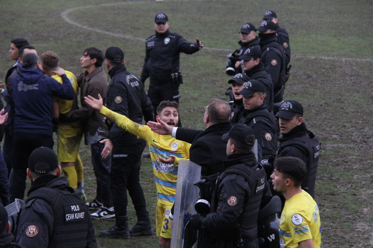 TFF 2. Lig’de Gergin Maç Sonrası Kavga: Polis Müdahale Etti - Sayfa 13