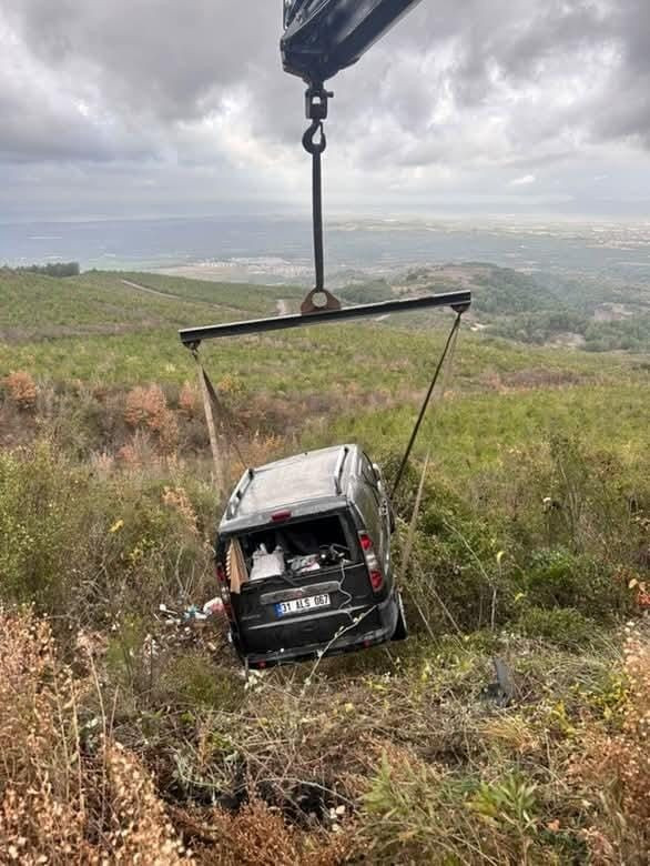 Hatay'da Hafif Ticari Araç Ağaçlık Alana Uçtu: 1 Yaralı - Sayfa 2