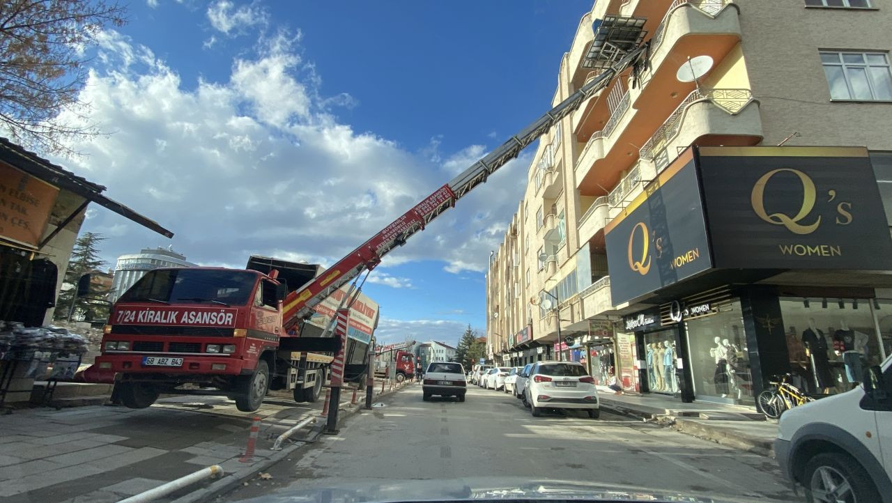 Aksaray’da Mobil Asansörle Tehlikeli Taşıma: Yürekler Ağza Geldi - Sayfa 1