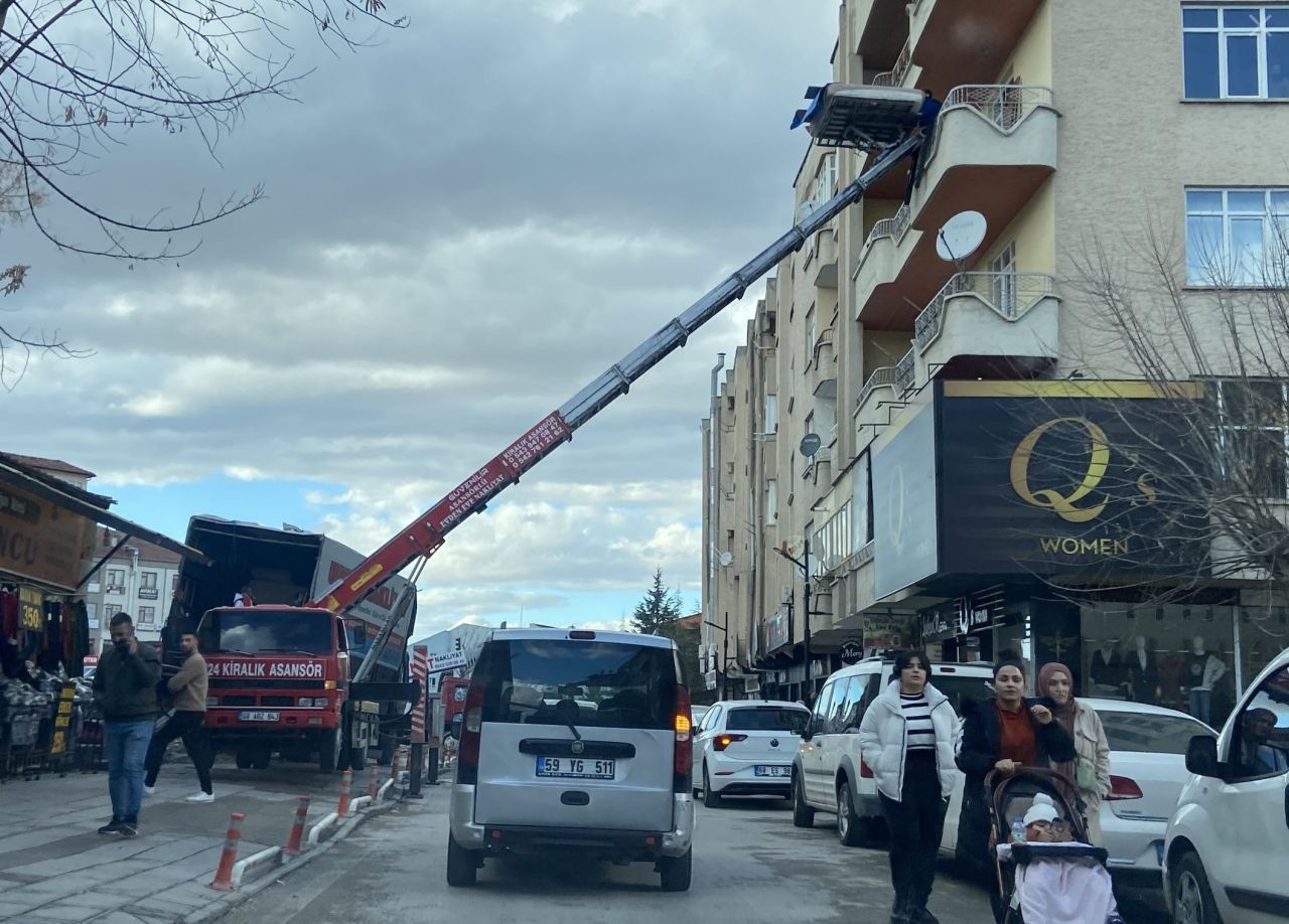 Aksaray’da Mobil Asansörle Tehlikeli Taşıma: Yürekler Ağza Geldi - Sayfa 3