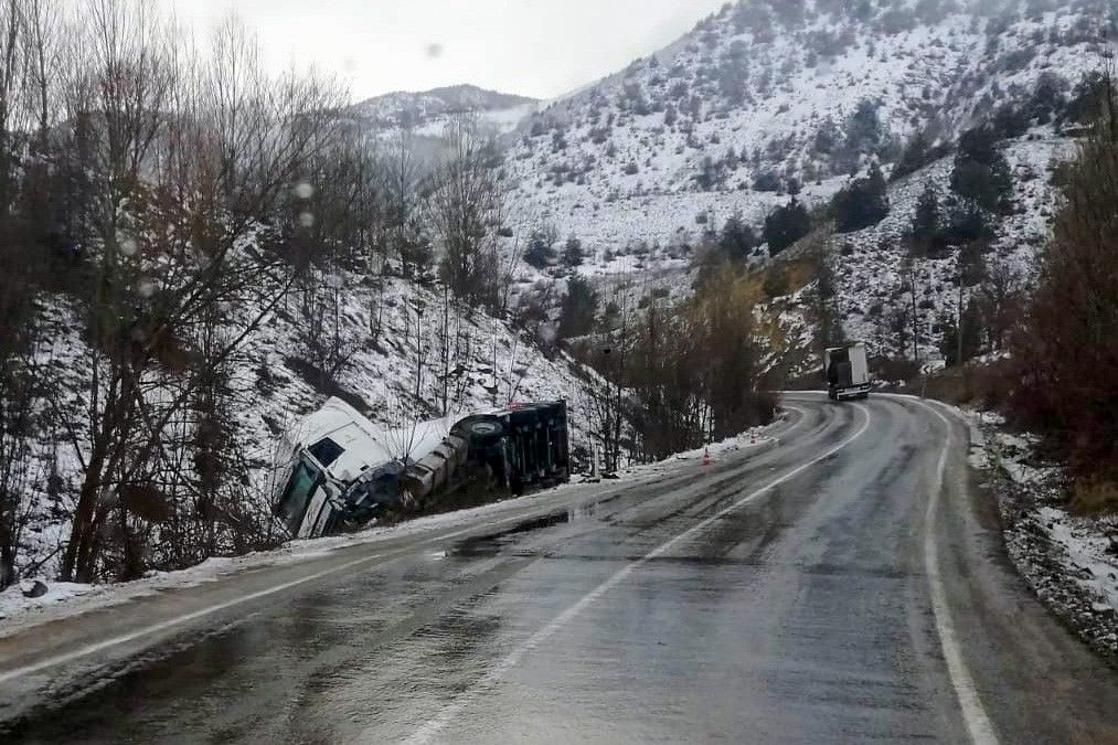 Gümüşhane’de LPG Yüklü Tankerle Tır Çarpıştı: Yol Uzun Süre Trafiğe Kapandı - Sayfa 1
