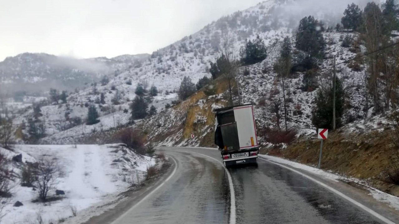 Gümüşhane’de LPG Yüklü Tankerle Tır Çarpıştı: Yol Uzun Süre Trafiğe Kapandı