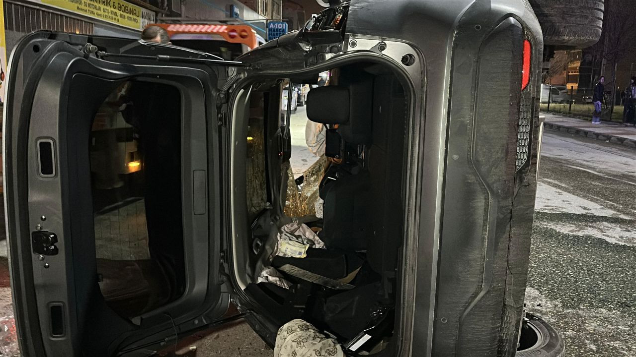 Uşak'ta Cip Kazası: Elektrik Panosuna Çarptı, 2 Yaralı - Sayfa 2