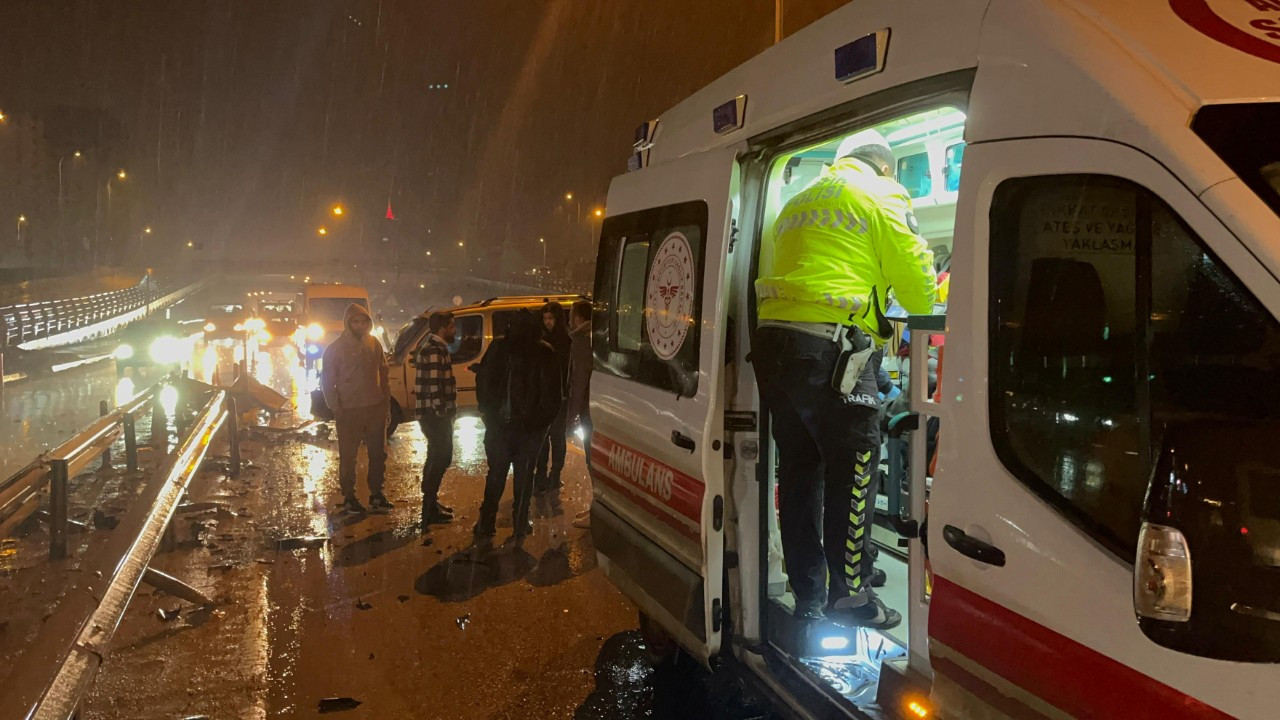 Antakya’da Kontrol Kaybeden Araç Refüje Çarptı: Sürücü Yaralandı