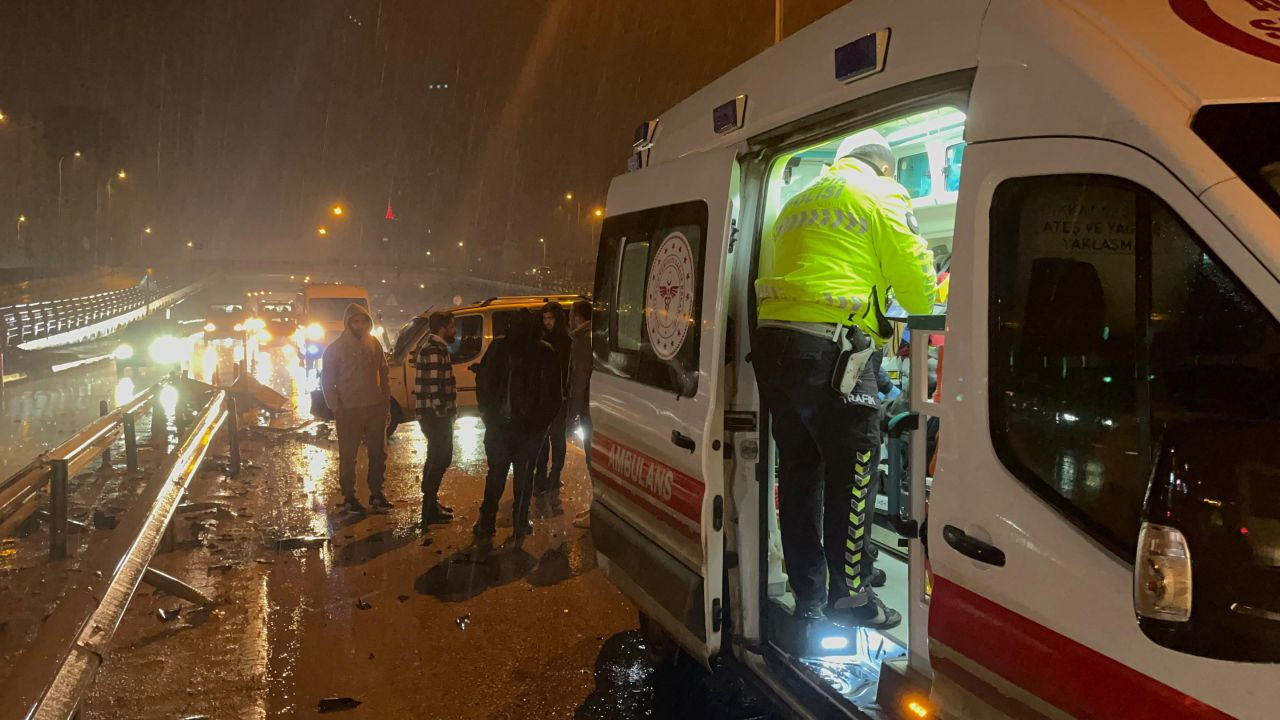 Antakya’da Kontrol Kaybeden Araç Refüje Çarptı: Sürücü Yaralandı - Sayfa 1