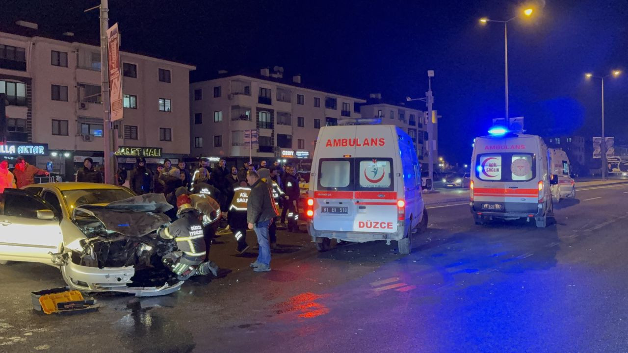 Düzce Metek Kavşağı’nda Yine Kaza: 3 Yaralı - Sayfa 1