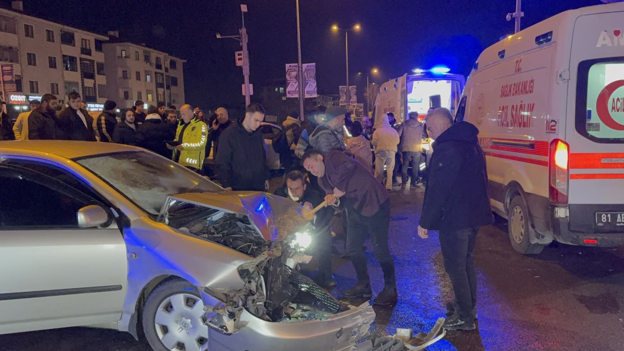 Düzce Metek Kavşağı’nda Yine Kaza: 3 Yaralı - Sayfa 4