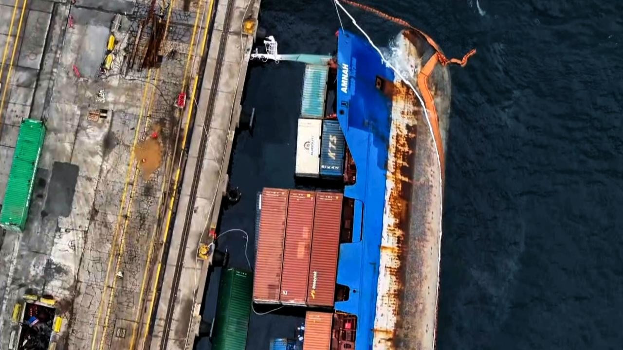 Ambarlı Limanı'nda Yan Yatan Gemi Havadan Görüntülendi