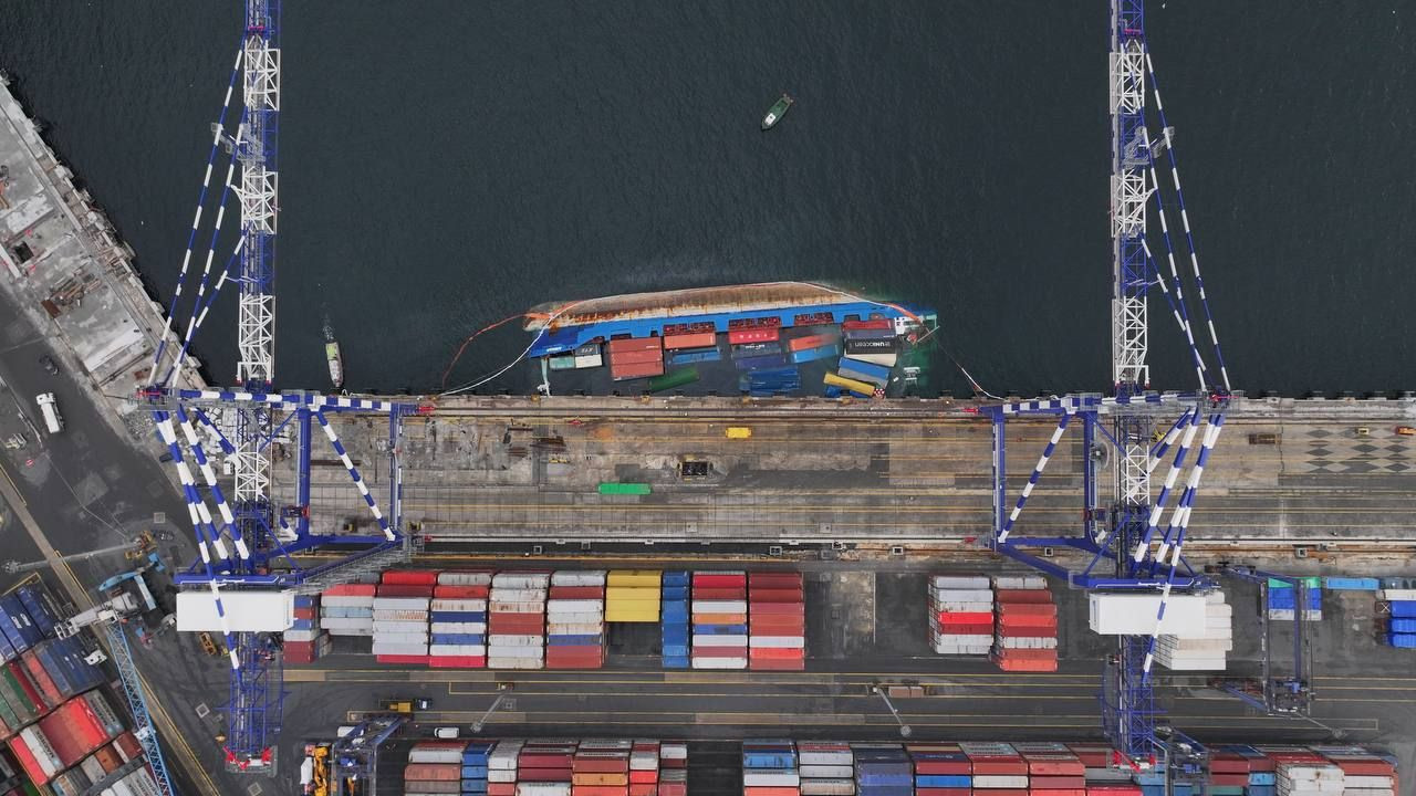 Ambarlı Limanı'nda Yan Yatan Gemi Havadan Görüntülendi - Sayfa 1